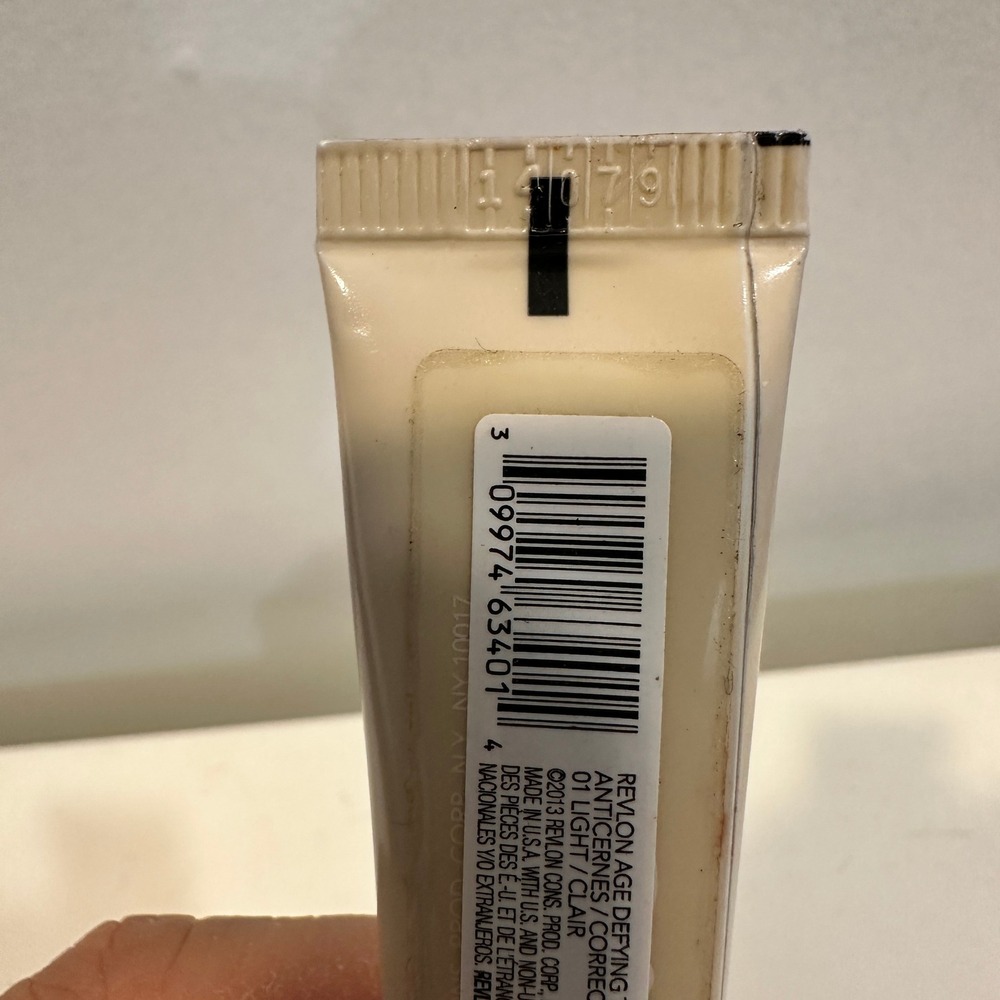 Revlon Age Defying Targeted Dark Spot Concealer Treatment 01 Light 0.25oz New - Picture 9 of 10